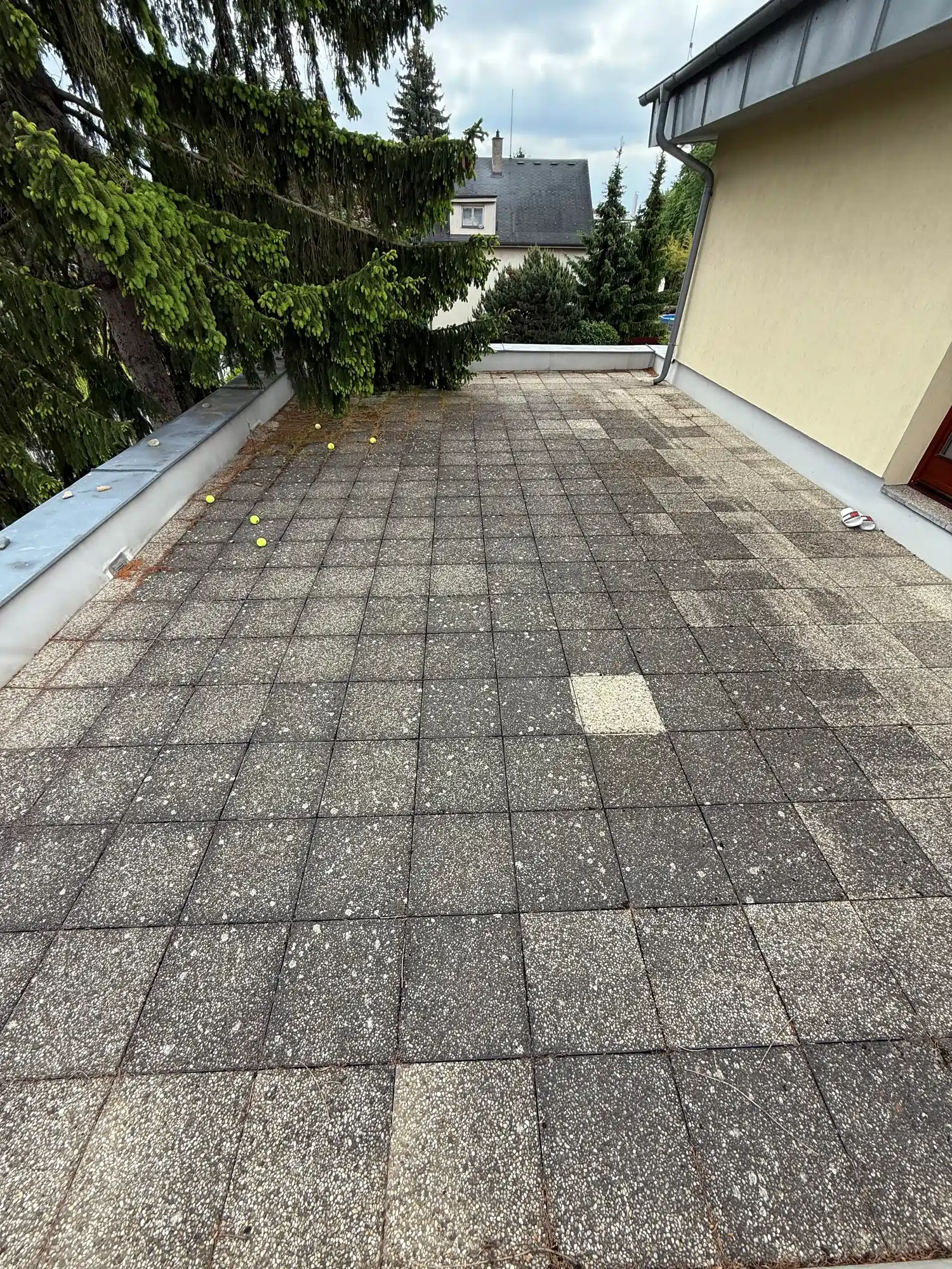 Chodník před čištěním a impregnací - Kunratice