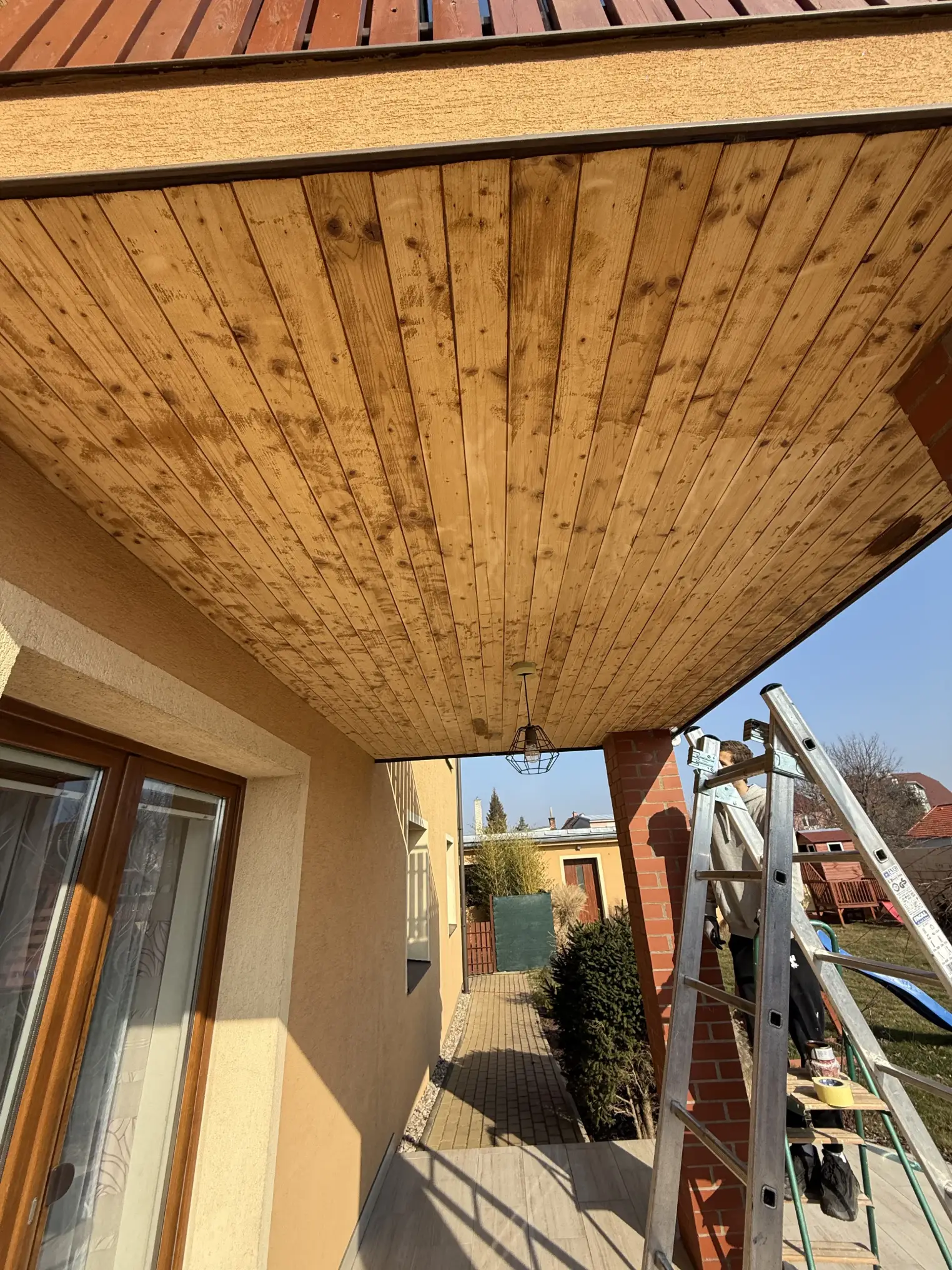 Čištění a dvojitý nátěr podbití lazurou - Pardubice