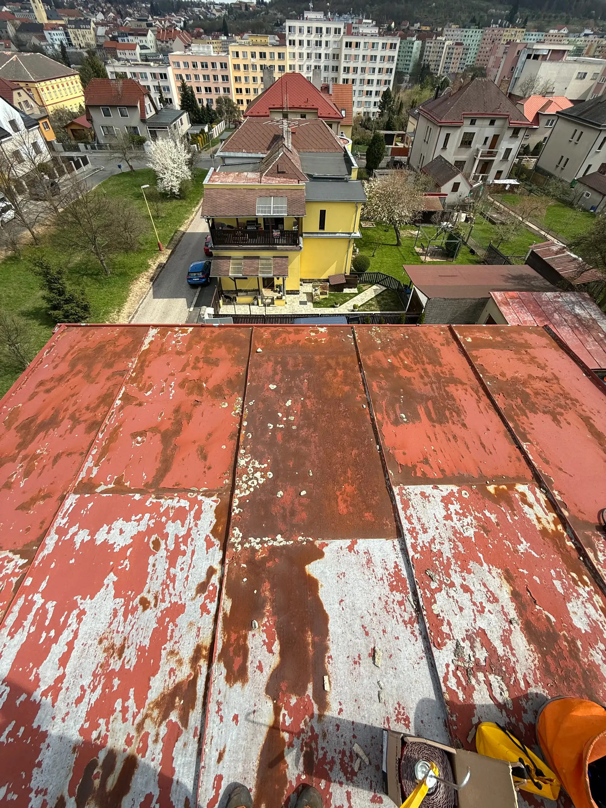 Před renovací plechové střechy (nátěr) – Příbram