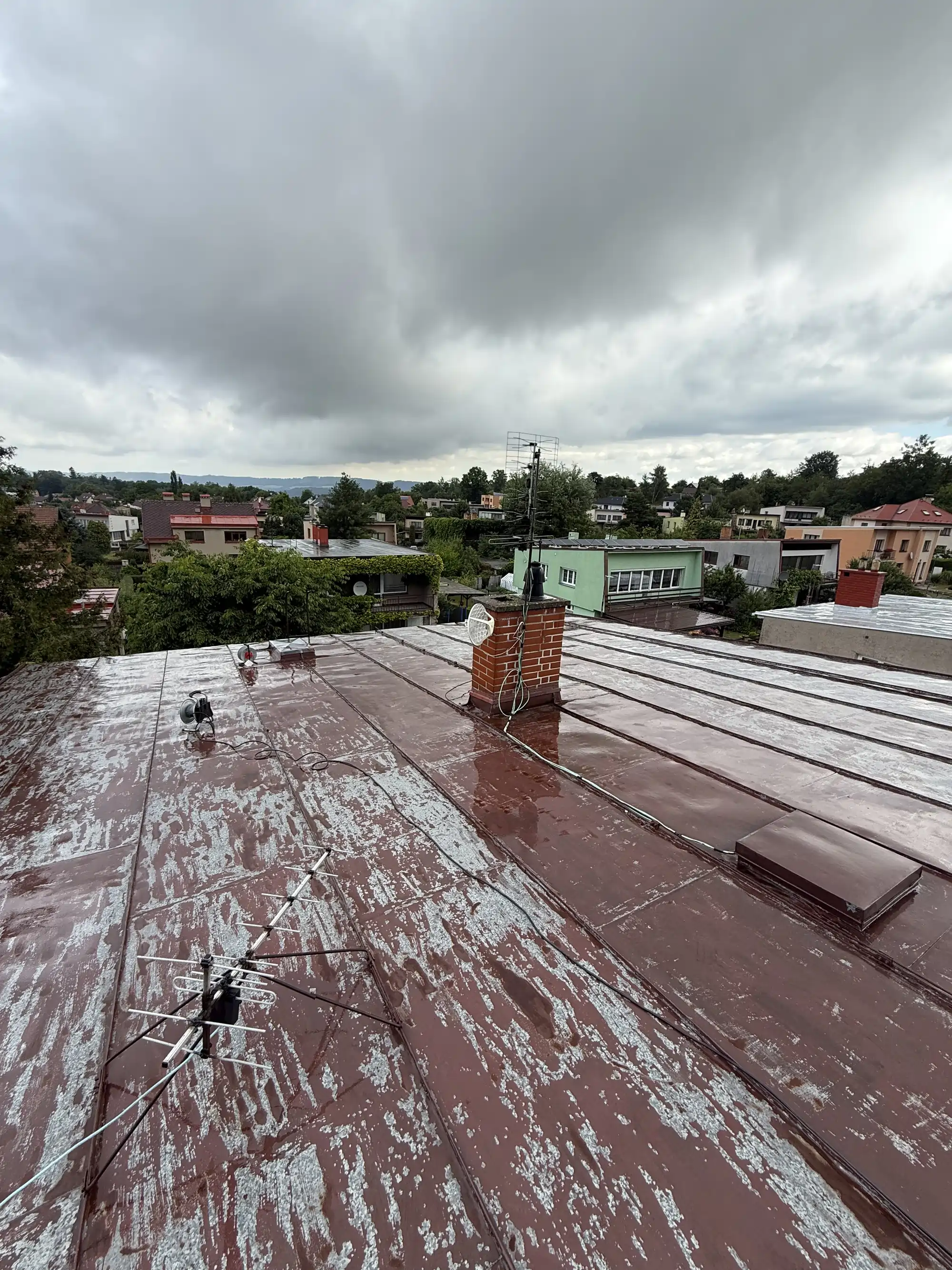 Střecha před renovací (nátěr) – Hradec Králové