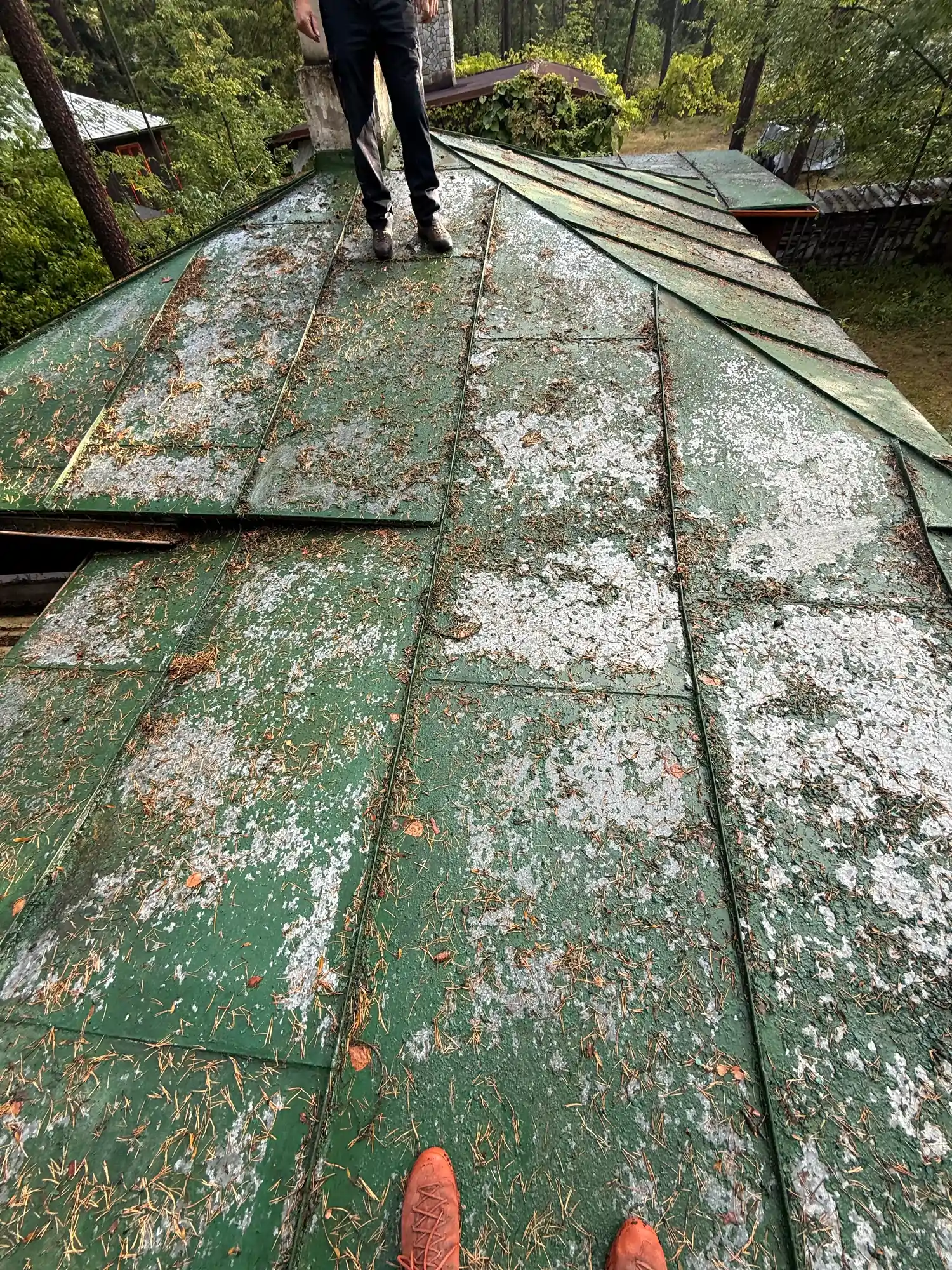 Falcovaná plechová střecha před renovací (nátěr) – Staré splavy