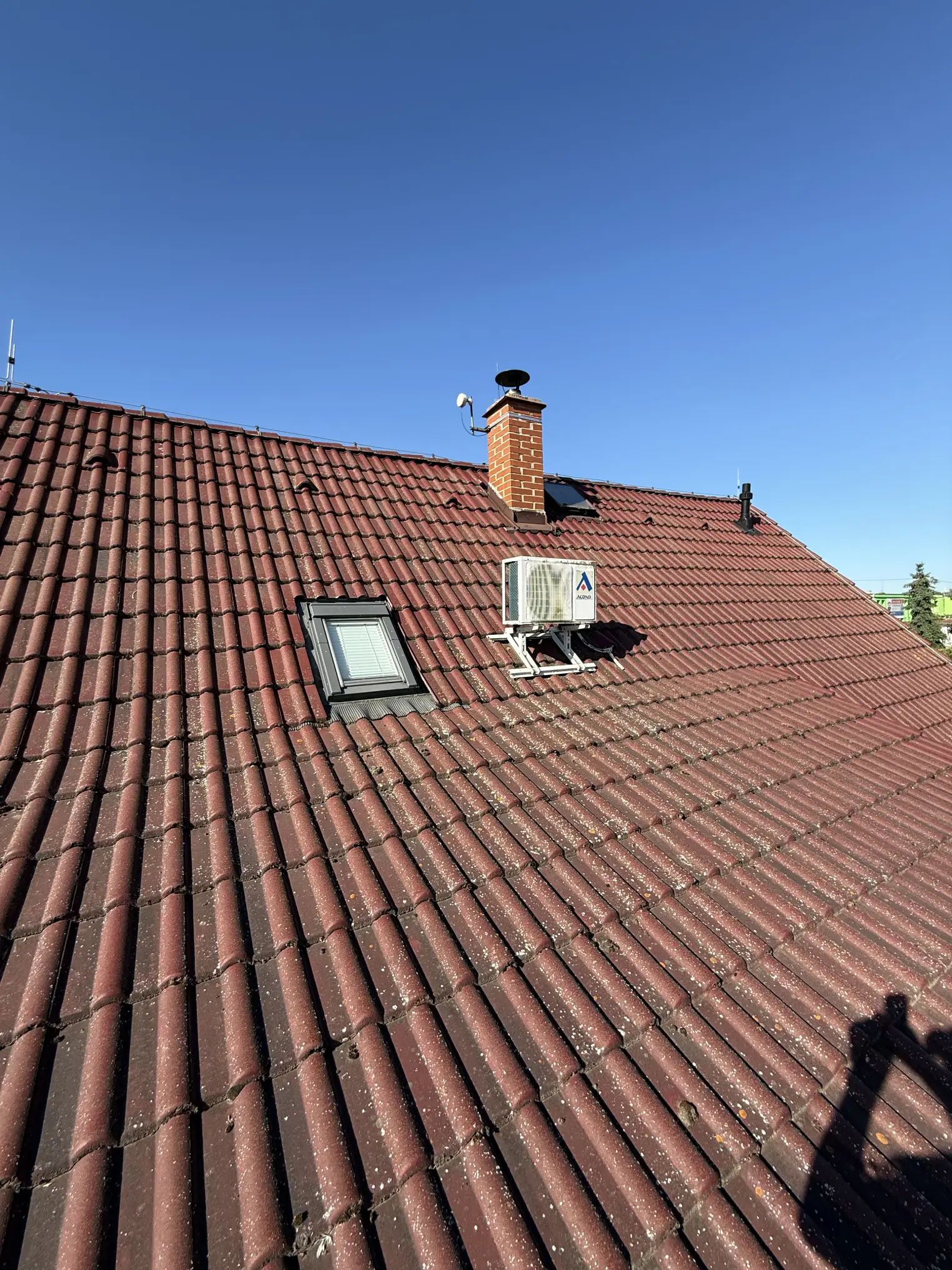 Střecha před čištěním